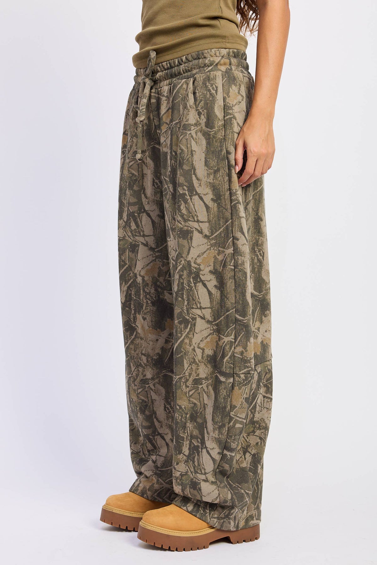 LOW RISE CAMO PRINT BARREL PANTS